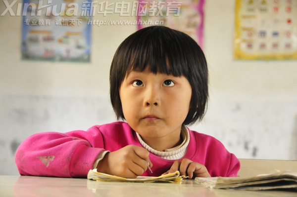 如此的靈動的孩子如癡如醉的盯著黑板