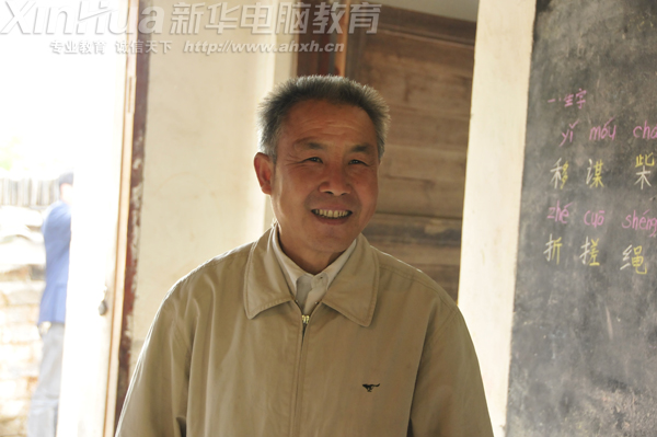 執教深山32年的吳老師眉宇間微笑從容