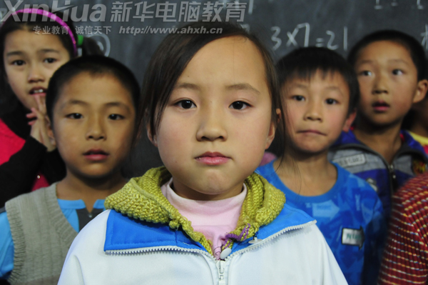 孩子們的眼神里寫滿了堅定與希望