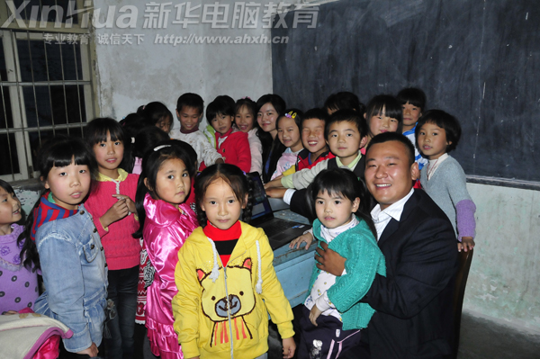 孩子們和支教老師一起圍琴而樂