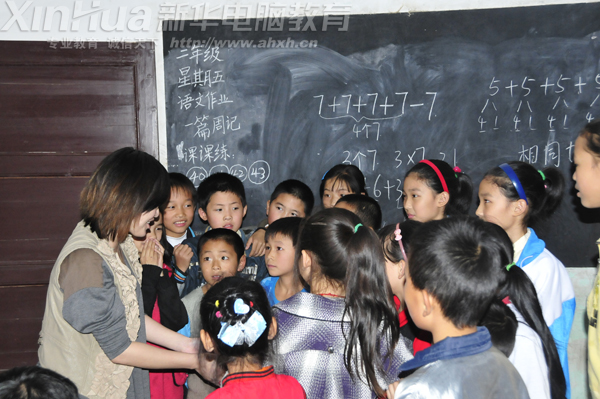 孩子們圍著支教老師暢談自己的理想