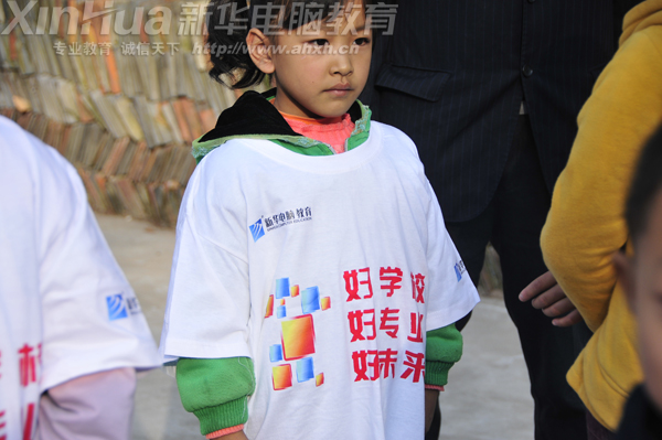 這個小姑娘面對非常堅定的告訴記者,她的理想就是長大后來山區(qū)教書