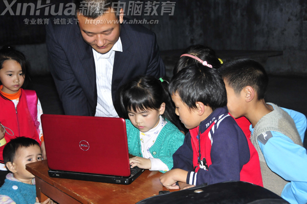 支教老師教孩子用電腦,聰明的小姑娘一學便會了