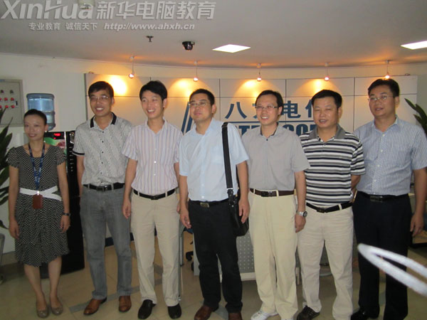 學校就業辦老師回訪時與八方通信公司領導合影留念