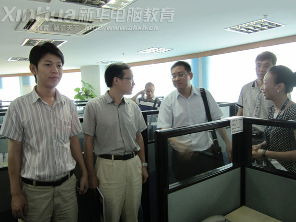 學院領導在參觀考察八方通信