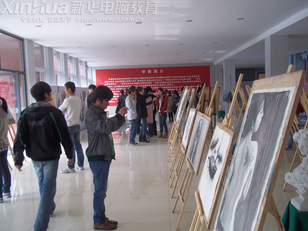 在畫展前駐足欣賞的同學