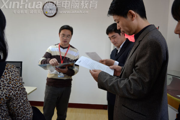 南京新華老師向安徽新華代表介紹印刷展列室