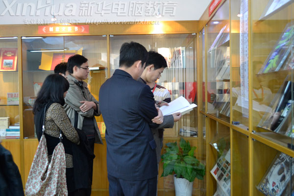 安徽新華電腦專修學院代表參觀印刷展列室