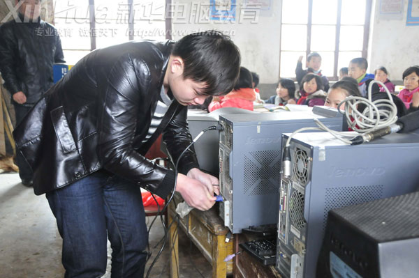 安徽新華電腦專修學院的馬老師正在為孩子們安裝電腦