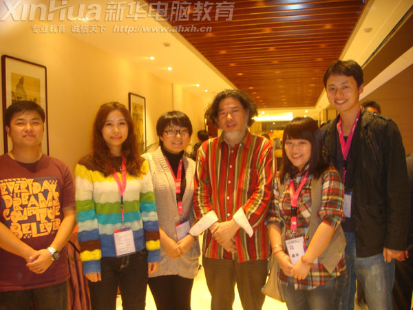 中央美術(shù)學院設(shè)計學院曉鷗教授(中)與安徽新華電腦學院老師合影
