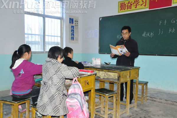 四年級(jí)的科學(xué)課老師正在為3名學(xué)生上課