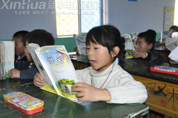 一年級(jí)的孩子們正在做課文朗讀