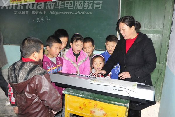 張老師正在為孩子們做電子琴講解