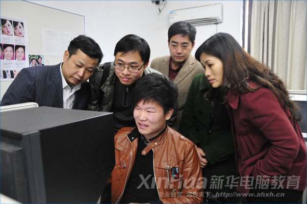 畢業學子朱曉東向回訪的老師展示工作成果