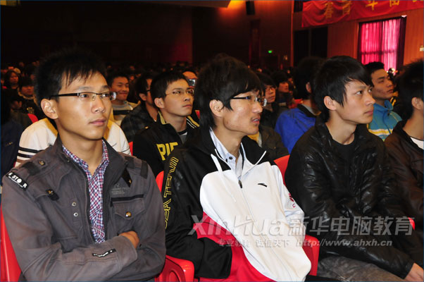 同學們正在觀看事故交通案例視頻