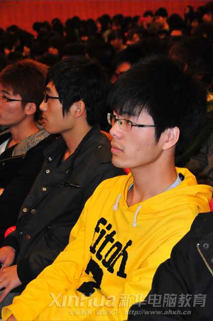 同學正在認真聽取法制、消防安全講座