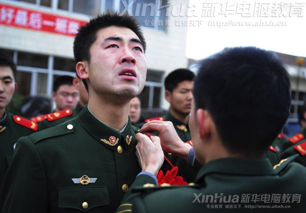 微微上揚的頭也止不住不舍的眼淚