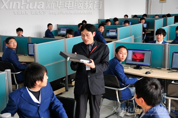專業(yè)導(dǎo)師在向?qū)W生介紹交換機(jī)設(shè)備