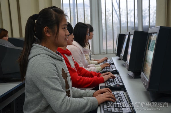 參賽選手們正在進行文字錄入