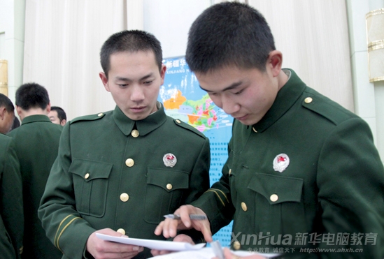 退伍老兵們正在填寫退伍登記表