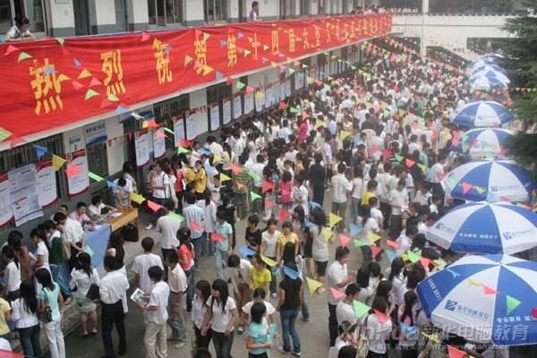 新華電腦專修學院在全國擁有30多個駐外就業辦事處,有40000家協議用人單位,完善的就業體系保障每位學子輕松就業。圖為新華每年一度的大型人才交流會,學子不出校門輕松找到工作。