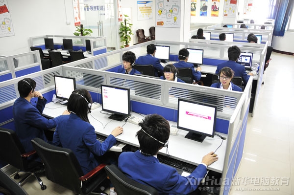 電子商務實訓中心內同學們正在實訓