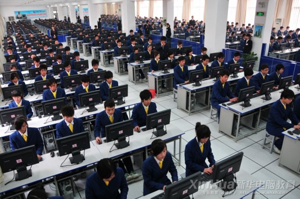 整潔舒適的實訓環境人手一機