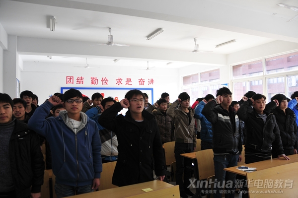 全班同學在班主任景老師的帶領共同宣誓