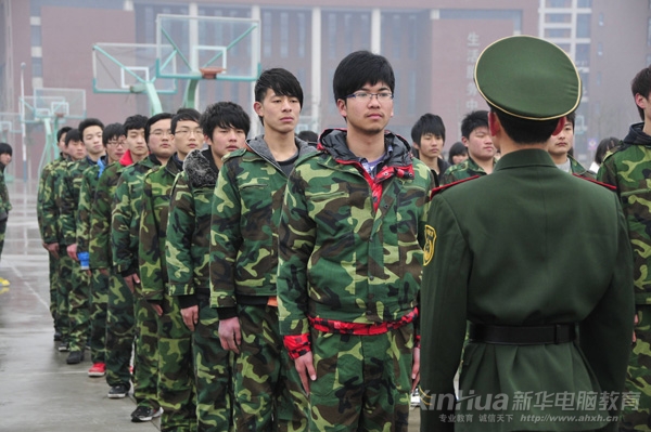 進入新華的第一堂課就是軍訓