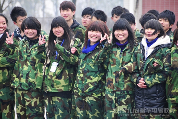 清冷的風雨阻止不了我們參與軍訓的熱情