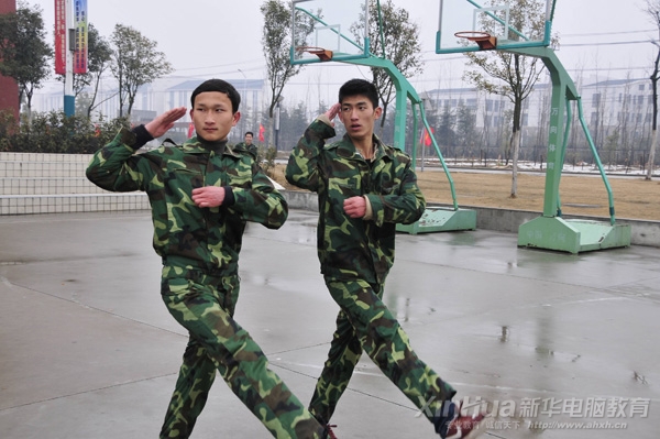 瞧,這齊步走的神情多專注!