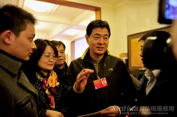 著名表演藝術家、北京人民藝術劇院副院長、新華電腦教育形象大使濮存昕參加兩會時接受記者采訪