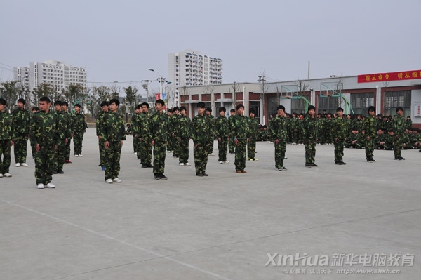 參加軍訓匯報表演的新生整裝待發