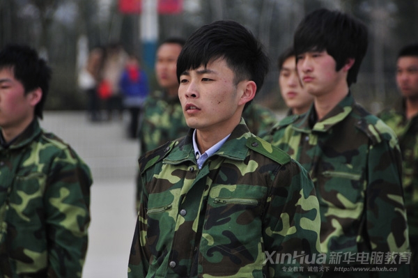 軍訓表演中的型男