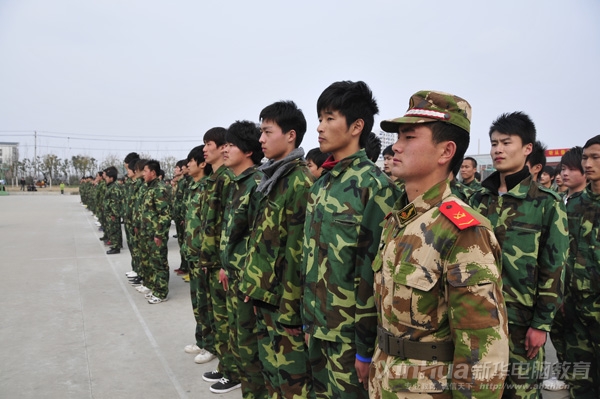 軍訓匯報表演英姿颯爽展風采