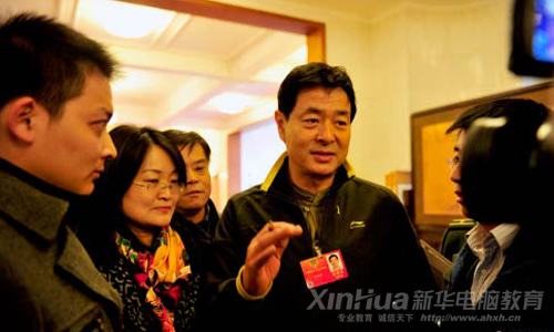著名表演藝術家、北京人民藝術劇院副院長、新華電腦教育形象大使濮存昕參加兩會時接受記者采訪
