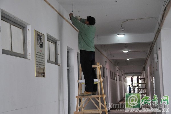 工程施工人員正抓緊時間投入工作
