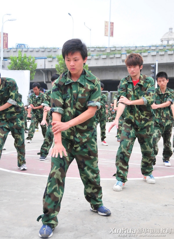 虎虎生威的軍體拳表演