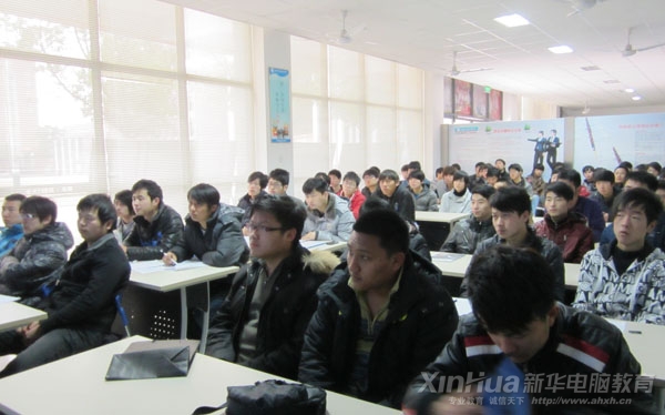同學們在認真聽王經理的公司介紹