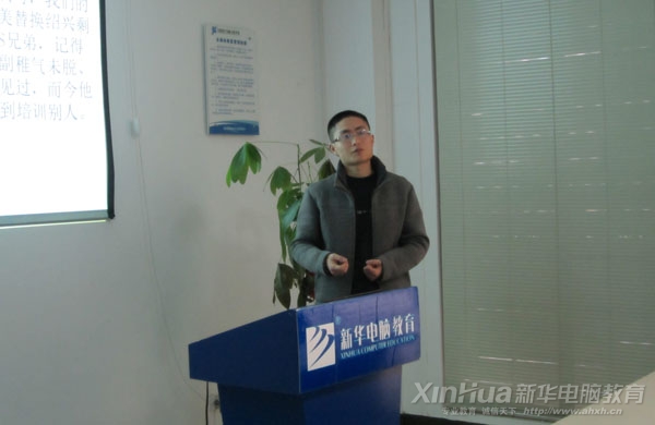 浙江八方人事經理王先生向同學們做公司介紹