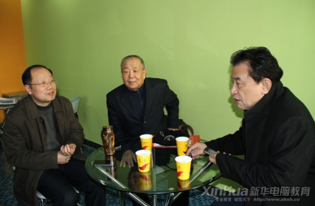 張部長、林會長與新華教育集團副總汪俊親切交談