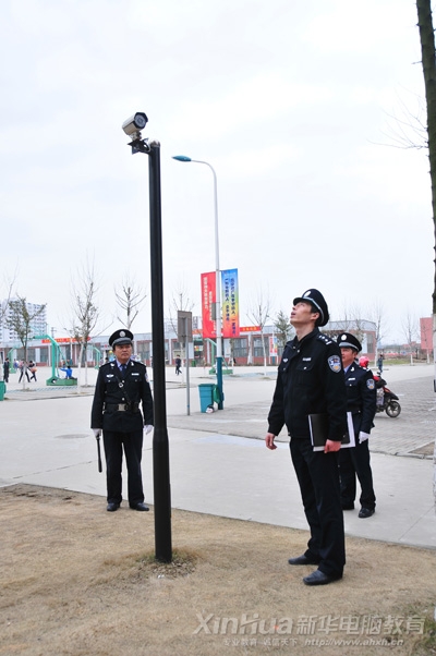 派出所民警正在檢查安徽新華電腦專修學(xué)院校園監(jiān)控系統(tǒng)