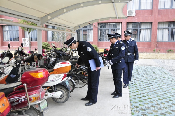 派出所民警正在檢查自行車棚