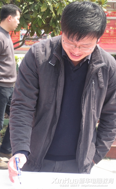 “千人簽名”活動現場教師帶頭簽名表率