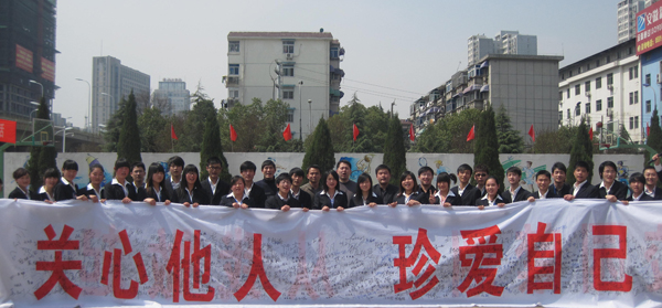 “關心他人,珍愛自己,校園禁煙,從我做起”師生千人簽名活動結束后部分師生合影留念