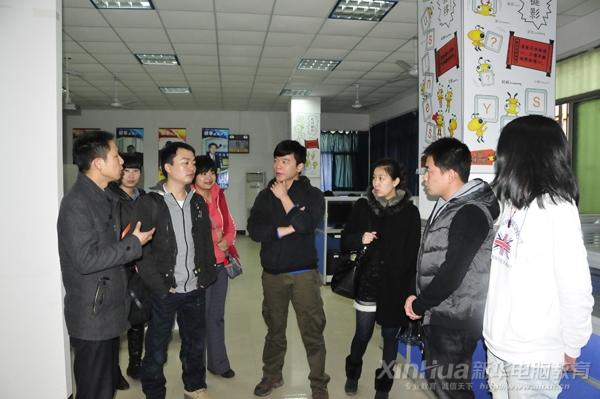 “新生年華•微型劇”劇組工作人員正在參觀新華電子商務實訓基地