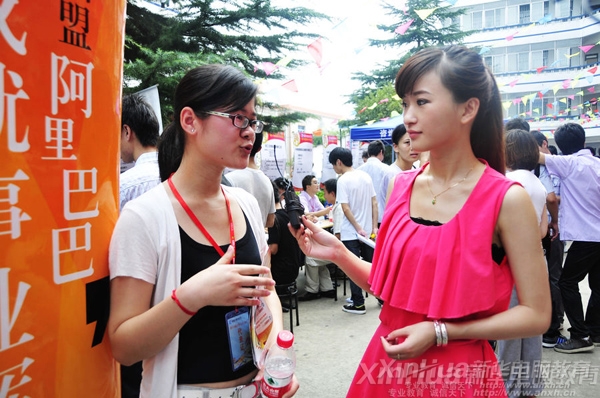 校園招聘會上阿里巴巴人事經理正在接受合肥電視臺記者的采訪