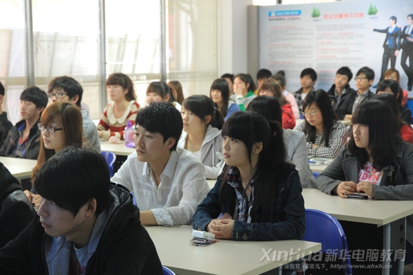開班儀式上,同學(xué)們?cè)谡J(rèn)真聽老師講述介紹班級(jí)特色