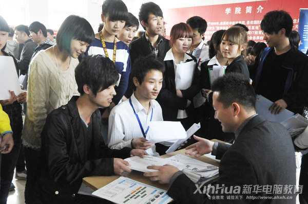 杭州全策信息技術有限公司人力資源部經理正在向新華學子詳細介紹公司的概況