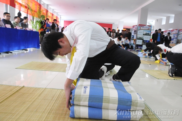 瞧!這位男同學專注的勁兒